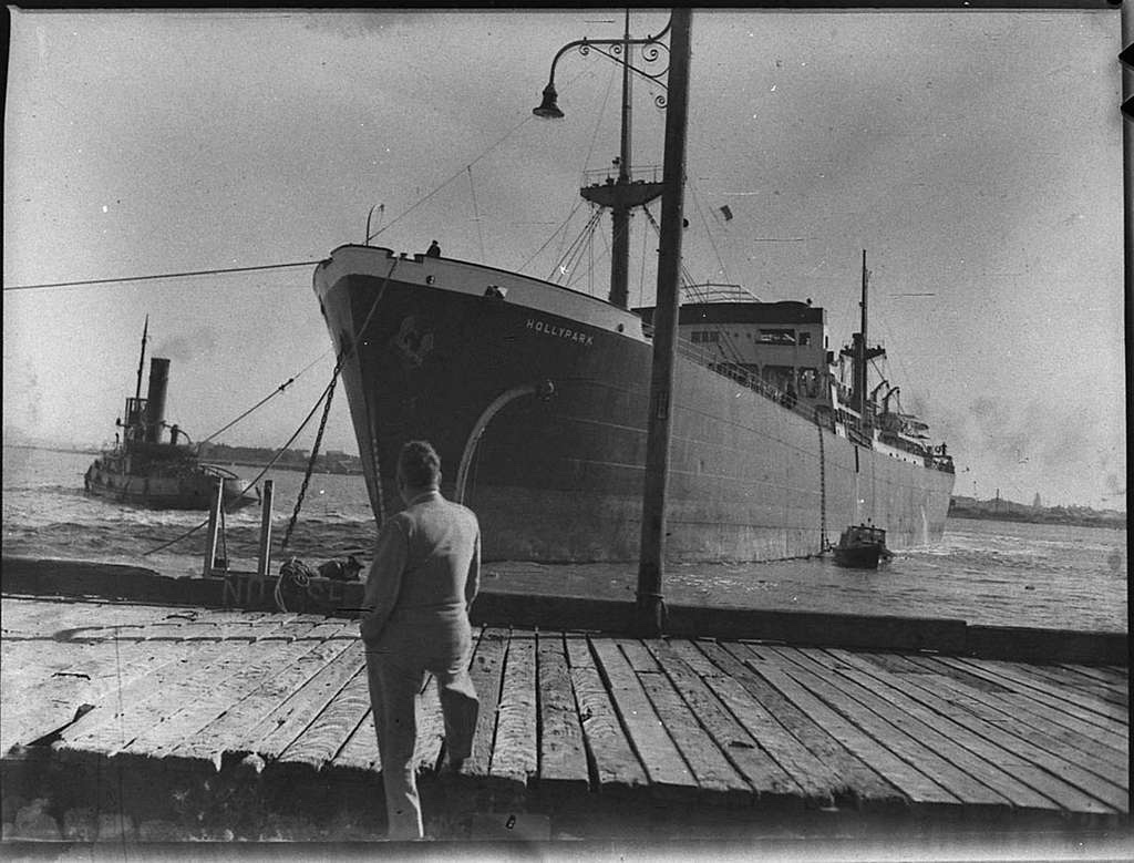 The same grounding, seen from the wharf.